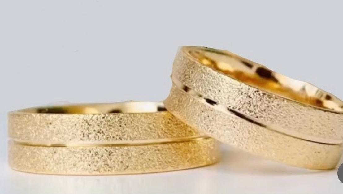 Aliança quadrada fosca